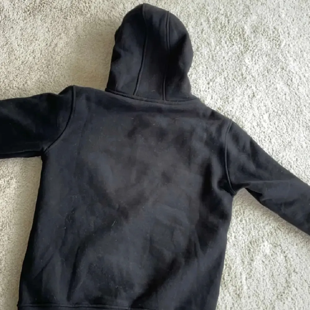 Svart burberry hoodie i storlek S  Använd ungefär 1-2 gånger🎉  Skick 10/10  . Hoodies.