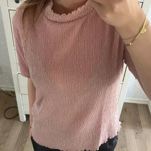 Rosa topp  - Hej, jag säljer en jättefin gammalrosa t-shirt. Använd ett fåtal gånger(nästan oanvänd) och i jättefint sick. Lägger upp pga vill se inresset av den. Toppen är i storlek XL men passar även mig som brukar ha M och S (passar L-S i storleken)💕😇🤩