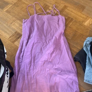 Lila klänning - Klänning hm 50kr. Helt oanvänd 