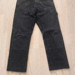 Något använda carpenter jeans ifrån weekday, klippta i botten för bättre längd och pass form. Storlek 32 och pris kan diskuteras!