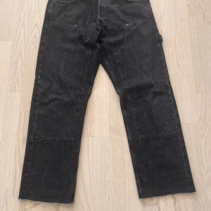 Weekday jeans  - Något använda carpenter jeans ifrån weekday, klippta i botten för bättre längd och pass form. Storlek 32 och pris kan diskuteras!
