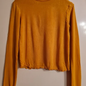 Gul croptop  - Croptop i gult av märket gina tricot i storlek large, den är i bra skick och är utan fel eller brister