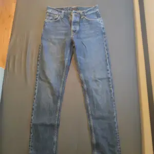 Nudie jeans i modellen steady Eddie:) nypris: 1600 kr🙌🏻 använda i 2-3 månader, sparsamt😁 OBS!!! Dåligt bilder/