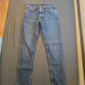 Nudie jeans - Nudie jeans i modellen steady Eddie:) nypris: 1600 kr🙌🏻 använda i 2-3 månader, sparsamt😁 OBS!!! Dåligt bilder/