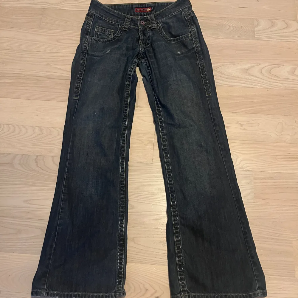 Ett par mörkblå lågmidjade jeans från märket Blend, bootcut/baggy! Jättebra skick, köpte nyligen och har inte använts. W29 står det i jeansen, skulle säga att dom passar xs/s!❣️. Jeans & Byxor.