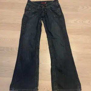 Ett par mörkblå lågmidjade jeans från märket Blend, bootcut/baggy! Jättebra skick, köpte nyligen och har inte använts. W29 står det i jeansen, skulle säga att dom passar xs/s!❣️
