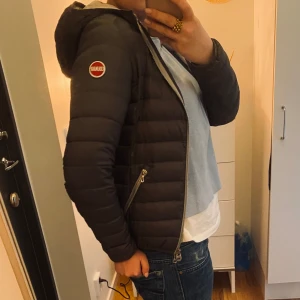 Colmar Jacka - Grå colmar jacka☺️ storlek 40 men är mer som en S/M. Det är en fläck på armen. Priset är förhandlingsbart💖