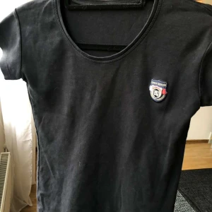 Svart Tommy Hilfiger t shirt - Tröjan är använd, passar strl S. Pris kan diskuteras ❤️