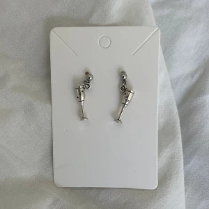 Champagne problem Taylor Swift örhängen  - •Stiftet av örhänget är Rostfrittstål •Berlocken är i antik silver 