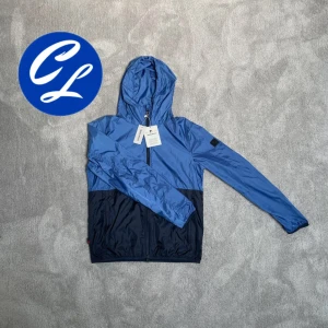 Woolrich Windbreaker (HELT NY) - Woolrich Windbreaker | Skick: 10/10 (HELT NY) | Strl S | Pris - 999 | Tags sitter även kvar | Fraktar via Postnord eller Instabox på köparens bekostnad | Hör av dig vid minsta fråga eller fundering!