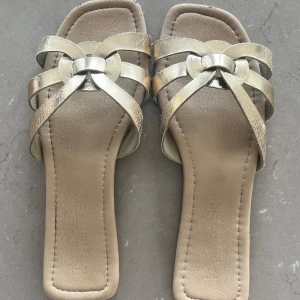 guldiga sandaler  - Fina guldiga sandaler💛