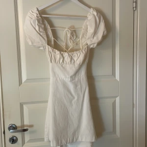 Zara klänning  - Säljer nu denna superfina klänning med knytning i ryggen från zara☺️använd endast två gånger och har tyvärr blivit för liten nu😊