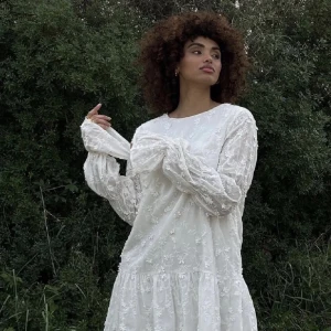 Vit klänning  - Säljer denna vita klänning från NAKD. De va frånbörjan tänk att vara min studentklänning men har hittat en annan. Så den är i mycket bra skick!! Skriv gärna för fler bilder eller vid frågor🫶