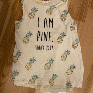 Linne strl 134/140 - Begagnat skick.  Kolla gärna in mina andra annonser för samfrakt. Jag är väldigt mån om mina köpare.  Skulle du vara missnöjd med ditt köp så ta gärna kontakt med mig innan dåligt omdöme, så har jag en chans att rätta till det!