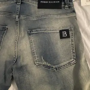 Jeans i nyskick bara provade alla lappar sitter kvar på dem. Nypris ligger runt 10 000kr