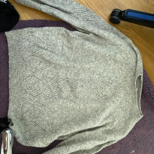 Grå lång stickad tröja  - Lång tröja 