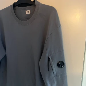 Cp company sweetshirt  - 💙säljer denna cp company tröja då den inte passar mig , Bra skicka skulle säga nästan nyskick använd någon gång 🩵