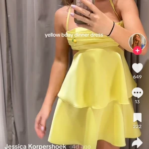 Zaras volangklänning  - Enbart en gång använd supe snygg, ljuvlig färg.