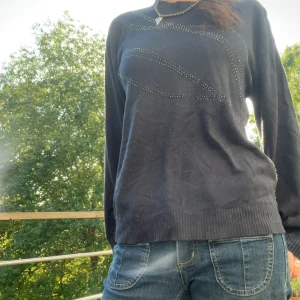 Långärmad - SÅ snygg långärmad u ett tunnare stickat material. Mörkblå färg med ”rinestones” på. Jag köpte den i london och har använt den max 2 ggr! 💕❤️