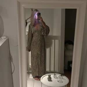 adoore klänning - säljer denna super populära adoore klänning som är slutsåld i alla storleka, säljer då jag köpte 2 olika storlekar💘💘