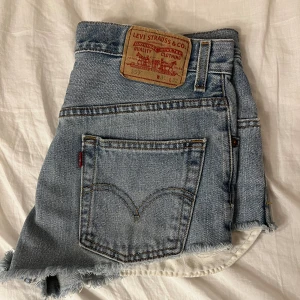 Levis jeans shorts  - Säljer dessa underbara levis jeans shorts. Säljer dessa då det inte passar och inte kommit till användning. Shortsen är inköpta ifrån plick förra året, men har aldrig blivit använda. Shortsen är mid rise och är i en kortare modell.