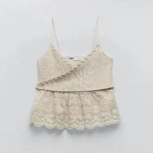 Jättesöt beige topp - En beige topp från Zara i storlek S som är i jättebra skick. Har haft på mig den bara en gång! Har inte bild på den jag har eftersom det syns inte jättebra när den hänger på galjen ☺️  Skriv till mig om du vill ha bilder på den/diskutera om priset🥰