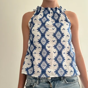 Sommar blus - En gullig sommar blus från Holly Whyte Lindex. Storlek xs men passar s. Är inte helt säker om jag ska sälja ännu men används inte. Pris kan diskuteras 