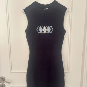 Stickad klänning  - Jätte cool mörk blå stickad klänning som inte används längre. Pris kan diskuteras 