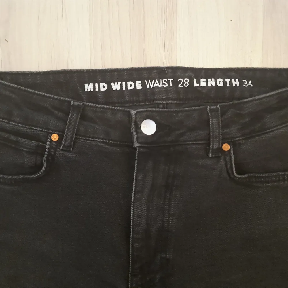 Mid rise wide leg jeans 980, storlek 28 x 34(motsvarar ett S eller litet M kanske tycker jag) Perfekta jeans i nyskick är tyvärr för stora för mig. Nypris är 699kr men säljer för 230kr.. Jeans & Byxor.