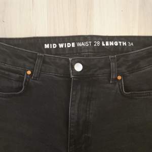 Mid rise wide leg jeans 980, storlek 28 x 34(motsvarar ett S eller litet M kanske tycker jag) Perfekta jeans i nyskick är tyvärr för stora för mig. Nypris är 699kr men säljer för 230kr.