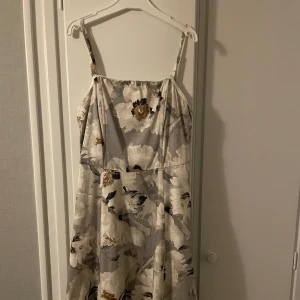 Söt klänning! - Kort Klänning storlek 38 söt och fin .