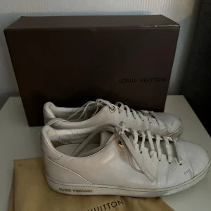 Louis Vuitton Frontrow sneakers - Louis Vuitton frontrow sneakers Storlek 38 Använda, kan bli upputsade med vit skokräm och nya skosnören, eventuellt tas till skomakare Slitna inuti i hälen, dustbag och kartong medföljer