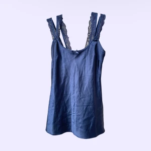 marinblå topp med spets 💙🫐 - jättefin topp med spetsband köpt på humana från märket yamayay men aldrig använd! säljer då den tyvärr är för liten på mig. står ingen storlek men sitter som en M/L!🦋🪻