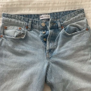 RAKA JEANS - jeans från zara, raka i modellen med medelhög midja. storlek 38, små i storleken. bra skick! 💛