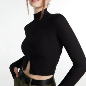 Topp - långärmad topp med dragkedja i nyskick, aldrig använts 