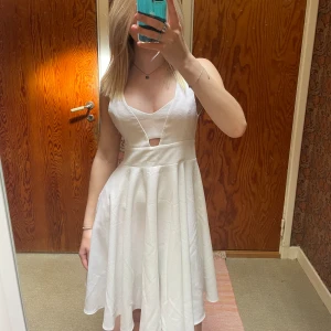 Vit klänning - Oanvänd klänning från sellpy, har även dragkedja i sidan. Svalt material och den går lite längre ned i ryggen🤍