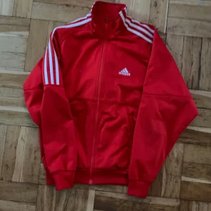  snygg röd Adidas zip up som tyvärr inte kommer till användning💋 - S/M, köpt på second hand men i väldigt bra skick💋