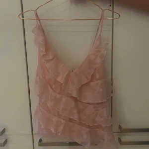 Topp - Säljer nu min andra volang topp som är helt oanvänd och passar perfekt muntlig sommaren! 