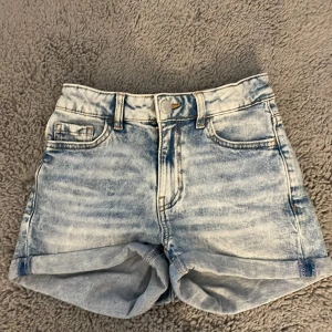 Ett par blåa jeans shorts - Ett par blåa jeans shirts, knappt använda, bra skick