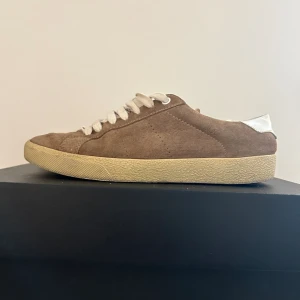 Saint Laurent skor - Säljer mina riktigt clean ysl skor i väldigt bra skick. (Obs, kommer utan orginalsulorna då en bedragare vid namn max nummelin scammade mig och gav mig dom aldrig)