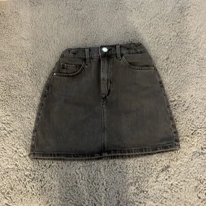 Svart jeans kjol - Bra skick, knappt använd, ganska små fickor