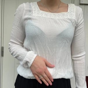 Blus - En vit snygg blus i super fint skick😍💞😍