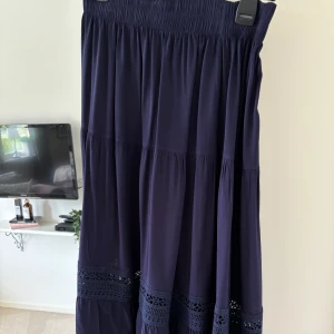 Marinblå långkjol - Säljer nu min fina marinblå långkjol då jag har många liknande. Köpt i Grekland förra sommaren, så den är i nyskick. Finns tyvärr ingen storlek men skulle säga att den passar xs - m. 