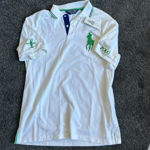 Ralph Lauren golf piké  - Säljer denna helt nya golf pikén då den inte passar. Tröjan är helt ny och i skick 10/10. Nypris 995kr