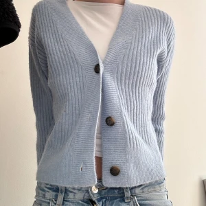 Blå kofta  - Blålila stickad kofta från HM i storlek xs men passar även s. Pris kan diskuteras 