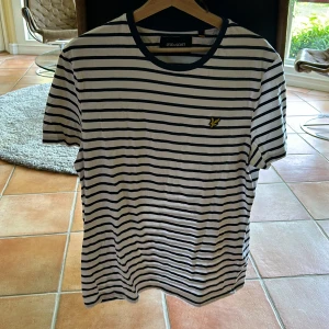 Lyle scott tröja  - Blå vit randig tröja i storlek L. Perfekt till sommaren, så bara hör av er vid intresse! 