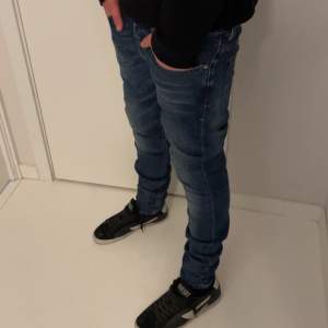 Riktigt feta Diesel jeans i 9/10 skick 🤩 (Nypris liger på ca 1500kr) passar någon som är ca 168 - 172 cm 💯 Hör av er vid minsta fundering 💭 