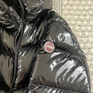 Colmar jacka - Säljer min Colmar jacka. Använd sparsamt vintern 2023/2024. Väldigt bra skick då jag inte använt den mycket!! Nypris 4200kr. Storlek 172 (16 år), har själv alltid S/M på kläder tycker den passar bra och kan ha en stickad tröja under och stänga igen!😇