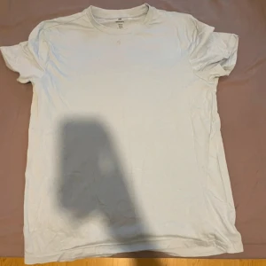 Tshirt - Ljusblå T-shirt från HM Finns små fläckar på (bild finns) 