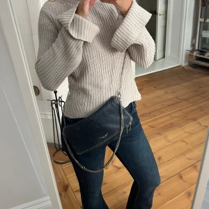 Zadig & Voltaire  - Zadig & Voltaire väska. Jag har använt den flitigt men älskar fortfrande modellen och färgen. Köparen står för frakt. 